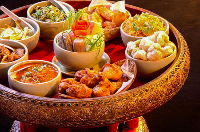 viajes indonesia cena tradicional khantoke