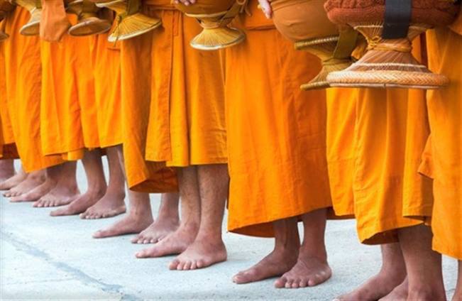 viajes tailandia monjes budistas ofrenda