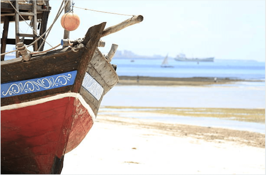 Barca en una playa de Bagamoyo